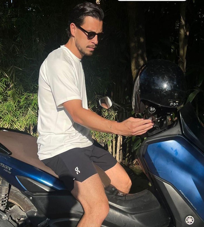 Pemain Timnas sepakbola Indonesia, Thom Haye, saat liburan ke Bali