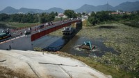 Pemerintah Provinsi Jawa Barat memperpanjang waktu pembersihan sampah hingga 1,5 bulan ke depan akibat sampah yang terus menumpuk padai aliran Sungai Citarum di kawasan tersebut.  