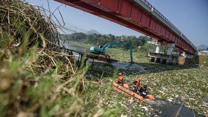 Pembersihan sampah di Sungai Citarum Petugas gabungan mengoperasikan alat berat untuk membersihkan sampah yang kembali menumpuk di aliran Sungai Citarum, Jembatan BBS, Batujajar, Kabupaten Bandung Barat, Kamis (20/6/2024). Pemerintah Provinsi Jawa Barat memperpanjang waktu pembersihan sampah hingga 1,5 bulan ke depan akibat sampah yang terus menumpuk padai aliran Sungai Citarum di kawasan tersebut. ANTARA FOTO/Novrian Arbi/foc.