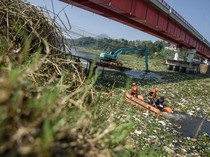 Sampah yang Menumpuk di Sungai Citarum Dibersihkan