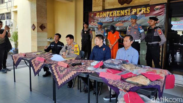 Terduga Pelaku, S, saat dihadirkan saat jumpa pers di Mapolres Gunungkidul, Kamis (20/6/2024).