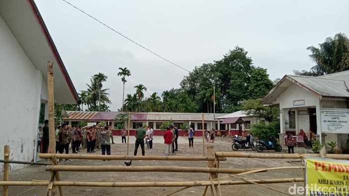 Pemkot Medan pasang plang di SDN 064022 dan 060972 yang berada di Jalan Bunga Rampe, Kecamatan Tuntungan, Kota Medan. (Berkat Prima/detikSumut)