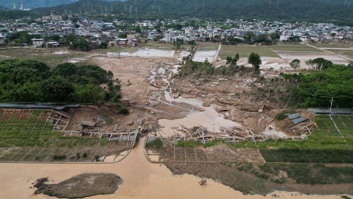 A drone view shows a flooded embankment and damaged roads along Shiku river following heavy rainfall in Jiaoling county of Meizhou, Guangdong province, China June 19, 2024. cnsphoto via REUTERS   ATTENTION EDITORS - THIS IMAGE WAS PROVIDED BY A THIRD PARTY. CHINA OUT.