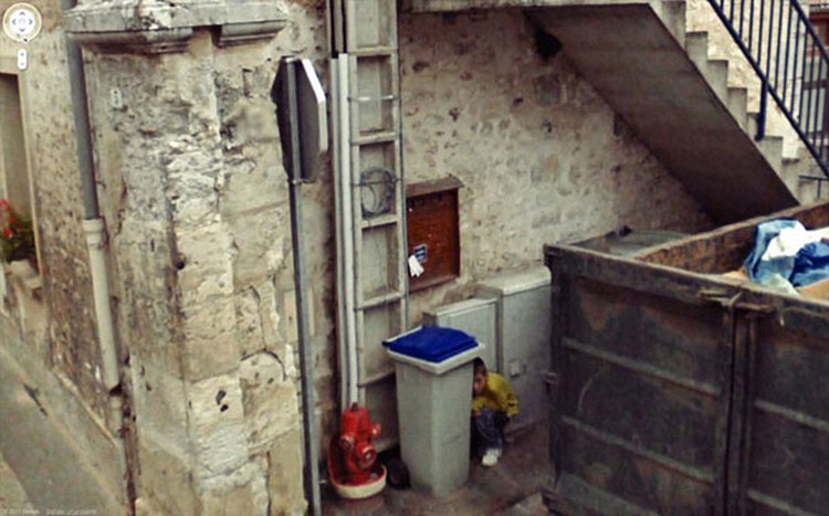 Google Street View menangkap pemandangan suatu jalan dengan keadaan di sekelilingnya. Kadang, hasilnya bisa semengerikan ini.