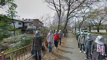 Kumpulan orang di Jepang yang memakai topeng burung merpati. Foto: via Hackread