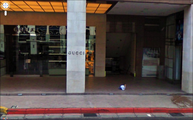 Penampakan di Google Street View yang Bikin Merinding Google Street View menangkap pemandangan suatu jalan dengan keadaan di sekelilingnya. Kadang, hasilnya bisa semengerikan ini.