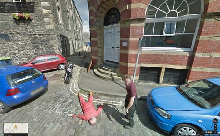 Google Street View menangkap pemandangan suatu jalan dengan keadaan di sekelilingnya. Kadang, hasilnya bisa semengerikan ini.