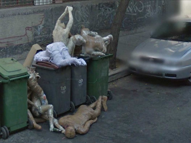 Google Street View menangkap pemandangan suatu jalan dengan keadaan di sekelilingnya. Kadang, hasilnya bisa semengerikan ini.