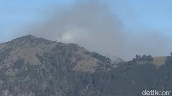 Penampakan savana Bukit Widodaren di Gunung Bromo yang terbakar