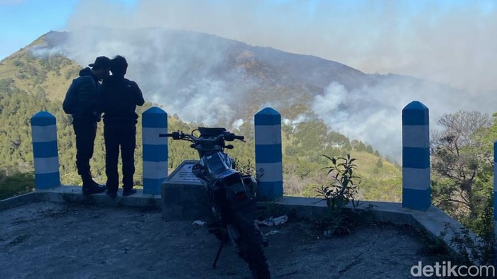 Penampakan savana Bukit Widodaren di Gunung Bromo yang terbakar