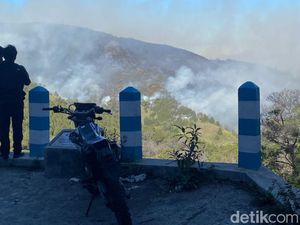 Kebakaran Savana Bukit Widodaren Bromo Sempat Padam, Tapi Api Muncul Lagi