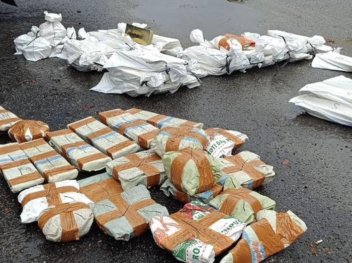 Penampakan timah 4 ton, bentuk balok dan pasir yang berhasil digagalkan penyelundupannya.