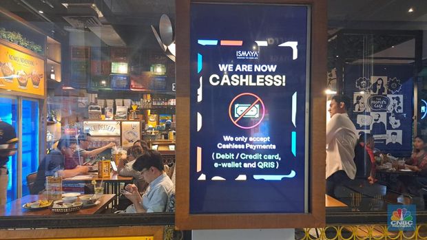 Penerapan sistem pembayaran nontunai di salah satu restoran di Jakarta. (CNBC Indonesia/Hadijah Alaydrus)
