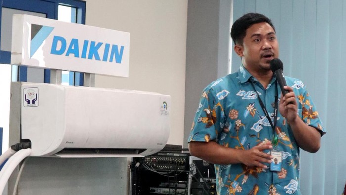 PT. Daikin Airconditioning Indonesia (Daikin) menggelar sesi kuliah tamu di Aula Politeknik Negeri Indramayu dengan dihadiri lebih dari 60 mahasiswa jurusan refrigerasi.