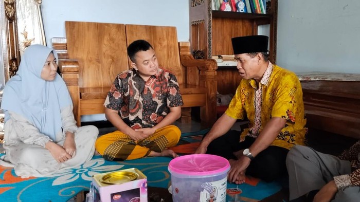 Pengurus KBIHU Madani Bojonegoro takziah ke rumah duka keluarga Jemaah Haji Sutarso Tasripin Kamsi.