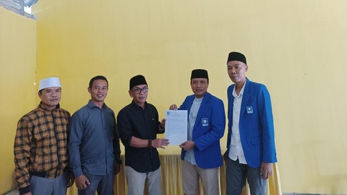 Ketua DPD PAN Lombok Tengah Marsekan Fatawi dan Sekertaris DPP PAN Lombok Tengah Yasir Amrillah memberikan surat tugas kepada Achmad Puaddi di Desa Montong Terep, Kecamatan Praya, Lombok Tengah, Kamis (20/6/2024).