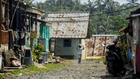 Sebanyak 233 kepala keluarga yang tinggal di huntap tersebut mengeluhkan masih minimnya fasilitas umum di area huntap seperti tidak adanya sarana pendidikan terdekat, jalan rusak, sarana ibadah, dan minim penerangan jalan.