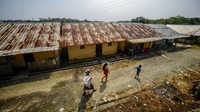 Warga penyintas bencana tsunami bersama anaknya berjalan melintasi hunian tetap di Sumur, Pandeglang, Banten, Kamis (20/6/2024).   