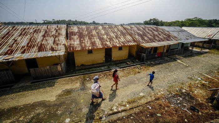Anak penyintas bencana tsunami berjalan diantara hunian tetap di Sumur, Pandeglang, Banten, Kamis (20/6/2024). Sebanyak 233 kepala keluarga yang tinggal di huntap tersebut mengeluhkan masih minimnya fasilitas umum di area huntap seperti tidak adanya sarana pendidikan terdekat, jalan rusak, sarana ibadah, dan minim penerangan jalan. ANTARA FOTO/Muhammad Bagus Khoirunas/foc.