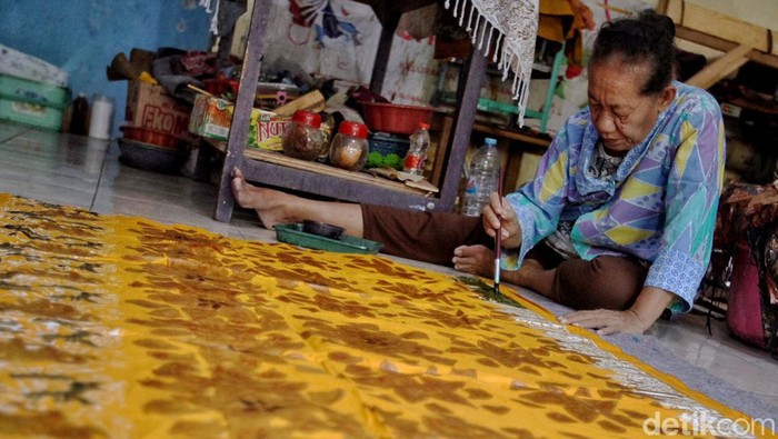 Perajain Batik di eks lokalisasai Jarak Surabaya