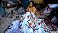 Dalam satu bulan mereka bisa memproduksi ratusan kain batik dengan berbagai motif. Mulai dari batik tulis batik cap hingga batik custom.