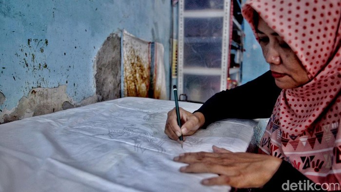 Perajain Batik di eks lokalisasai Jarak Surabaya