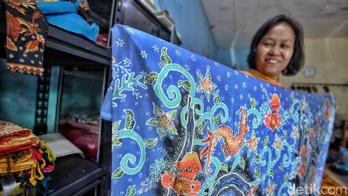 Perajin batik di eks lokalisasi Jarak, Surabaya.