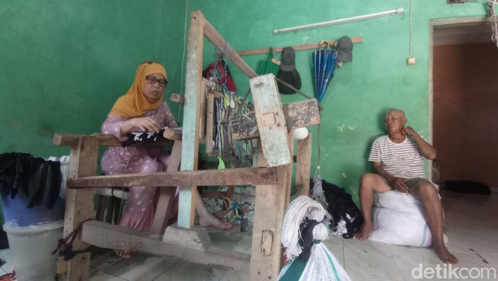 Perajin keset kaki anyaman kain di Tasikmalaya tengah tekun bekerja