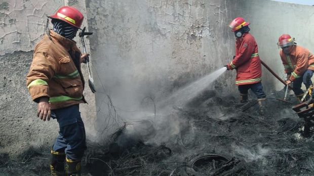 Api Bakaran Sampah Merambat ke Tumpukan Ban di Bekasi, Asap Hitam Membubung