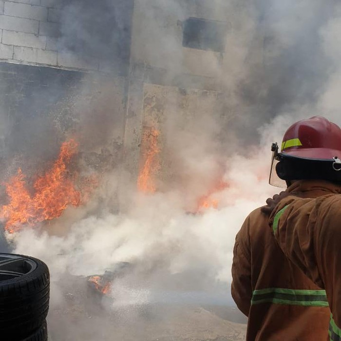 Kobaran Api Membara di Bekasi, Asap Hitam Pekat dari Tumpukan Ban Terbakar