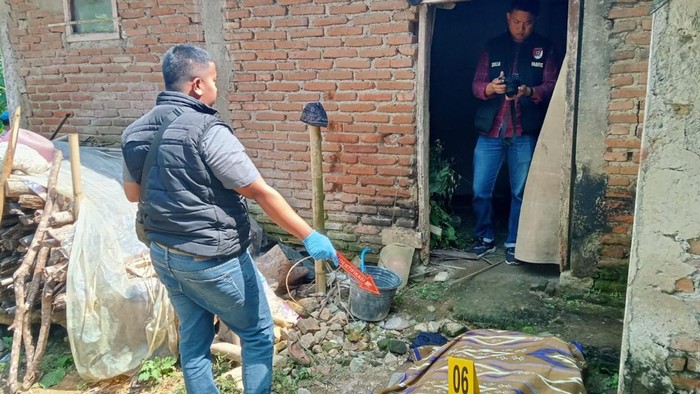 Petugas melakukan olah TKP kasus anak bunuh ayah kandung di Desa Selogiri, Kecamatan Karanggayam, Kebumen, Rabu (19/6/2024).