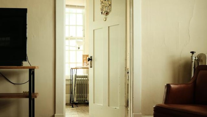 Pintu kamar dalam rumah.