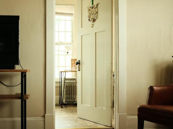 Pintu Kamar Pintu kamar dalam rumah.