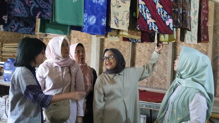 Pj Ketua Dekranasda Provinsi Jawa Barat RR Amanda Soemedi saat melakukan kunjungan  kerja ke Kabupaten Kuningan.