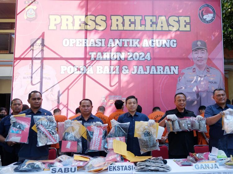 Polda Bali Bekuk Wanita Kurir Sabu 1,5 Kg