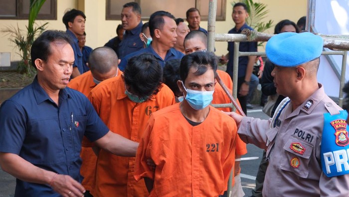 Polda Bali Bekuk Wanita Kurir Sabu 1,5 Kg Polisi menata barang bukti saat konferensi pers hasil pengungkapan kasus dalam Operasi Antik Agung 2024 di Polda Bali, Denpasar, Bali, Kamis (20/6/2024). Operasi yang digelar pada 31 Mei hingga 15 Juni 2024 tersebut, polisi berhasil mengungkap 147 kasus dengan menyita 4,2 kg ganja, 2,1 kg sabu-sabu, 3,2 kg MDMA, 1.253 butir ekstasi, 255 butir pil koplo dan 1.760 botol serta 6 jerigen minuman beralkohol jenis arak. ANTARA FOTO/Nyoman Hendra Wibowo/nym.