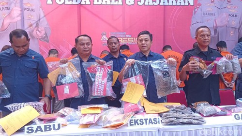 Polisi menunjukkan barang bukti ribuan gram ganja, sabu, dan pil ekstasi di Mapolda Bali, Kamis (20/6/2024). (Aryo Mahendro/detikBali).