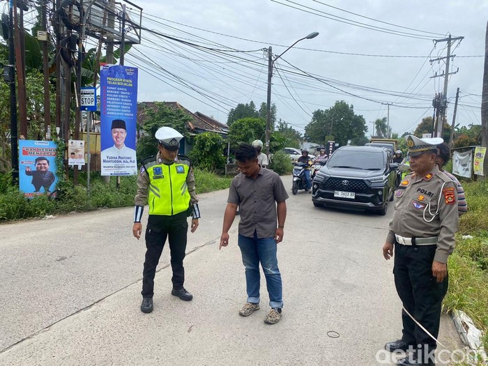 Polisi melakukan olah TKP di lokasi tabrak lari IRT di Palembang