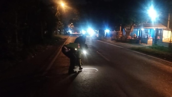 Polisi melakukan olah TKP lokasi tabrak lari tewaskan 1 orang di Mojokerto