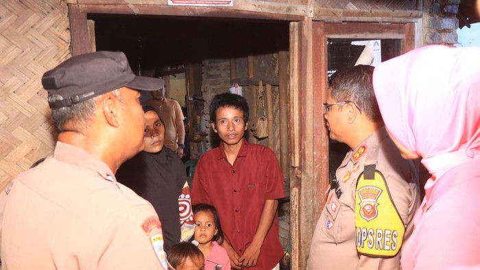 Polisi saat mendatangi anak penderita stunting di Indramayu