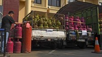 Polisi menyita 333 tabung gas ukuran 3 kilogram dan puluhan tabung gas lainnya ukuran 5, 12 dan 50 kilogram dari sebuah gudang pengoplosan di Cilegon.   