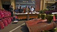 Jajaran Polda Banten menangkap 2 tersangka kasus penyalahgunaan gas lpj 3 kilogram dan dua tersangka lainnya masih dalam pengejaran.
