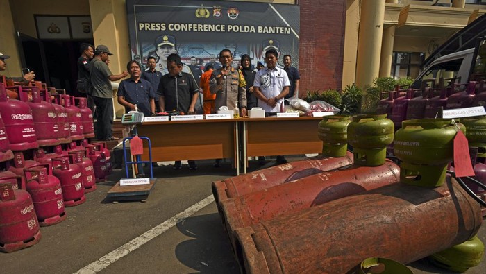 Polisi Ungkap Modus Pengoplosan Gas LPG Bersubsidi Kabid Humas Polda Banten Kombes Pol Didik Hariyanto (kedua kanan) didampingi staf memberi penjelasan saat ekspos kasus penyalahgunaan gas lpj bersubsidi di Mapolda Banten, di Serang, Kamis (20/6/2024). Jajaran Polda Banten menangkap 2 tersangka kasus penyalahgunaan gas lpj 3 kilogram dan 2 tersangka lainnya masih dalam pengejaran serta menyita 333 tabung gas ukuran 3 kilogram dan puluhan tabung gas lainnya ukuran 5, 12 dan 50 kilogram dari sebuah gudang pengoplosan di Cilegon. ANTARA FOTO/Asep Fathulrahman/foc.