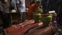 Tersangka pelaku pengplosan dan penyalahgunaan gas lpj bersubsidi AI (38) memeragakan cara memindahkan isi gas lpj 3 kilogram ke tabung yang lebih besar saat ekspos kasus di Mapolda Banten, di Serang, Kamis (20/6/2024).   