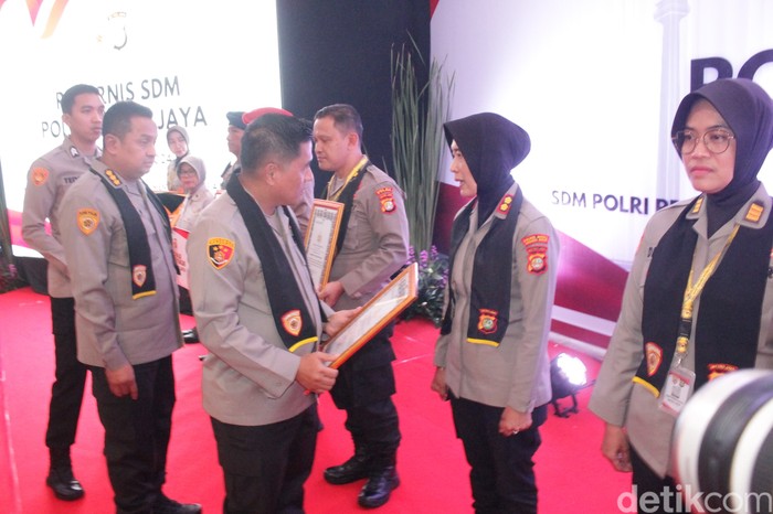 Prestasi Gemilang: Polres Jakbar Diganjar Penghargaan dari Kapolda Metro untuk Keunggulan Pembentukan Anggota Polri