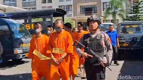 Polres Klungkung menangkap 12 pengedar narkoba selama Operasi Sikat Agung 2024. Dari belasan tersangka itu, 10 orang beraksi di kawasan Nusa Penida dengan menyasar wisatawan. (Foto: Putu Krista/detikBali)