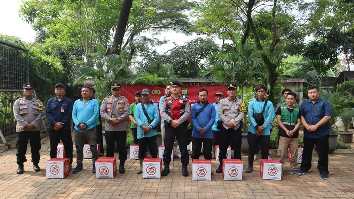 Polresta Bandara Soekaeno-Hatta (Soetta) mendistribusikan bantuan sosial (bansos) Kapolri Jenderal Listyo Sigit Prabowo ke warga. (dok.ist)
