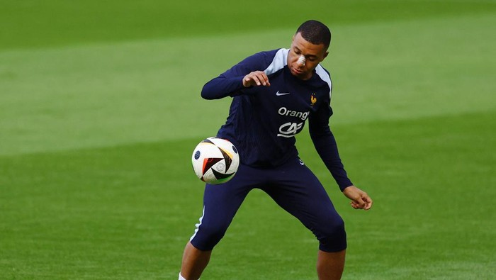 Soccer Football - Euro 2024 - France Training - Paderborn Arena, Paderborn, Germany - June 19, 2024 Frances Kylian Mbappe during training REUTERS/Kacper Pempel
