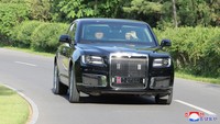 Petinggi Korea Utara Kim Jong Un diajak Presiden Rusia Vladimir Putin untuk naik mobil buatan Rusia, Aurus. Momen itu terjadi usai keduanya melangsungkan pembicaraan di Geumsusan. Dilansir kantor berita Rusia, Tass, Putin yang tengah berada di Pyongyang dalam rangka kunjungan kenegaraan itu duduk di balik kemudi Aurus. (REUTERS/KCNA)  
