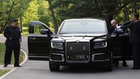 Mobil ini juga biasa dijuluki benteng berjalan berkat bobotnya yang diperkirakan mencapai tujuh ton dan panjang hampir tujuh meter. Aurus Senat mengusung mesin 4.4 liter V8 twin-turbo hybrid yang dikembangkan bekerja sama dengan Porsche, menghasilkan 590 HP dan torsi 880 Nm yang disalurkan ke seluruh rodanya. (REUTERS/Gavriil Grigorov)  